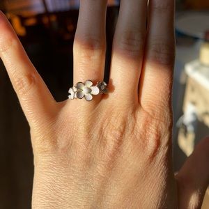 Flower fashion ring